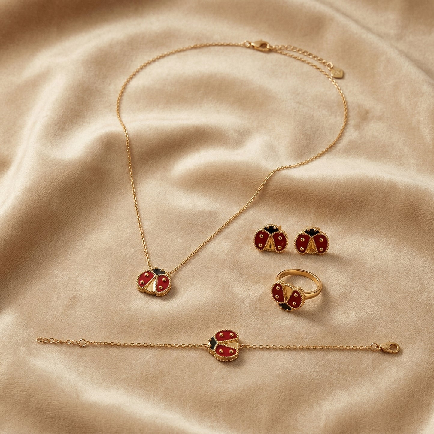 Set de Joyería Mariquita | Collar, Aretes, Anillo y Pulsera 10k